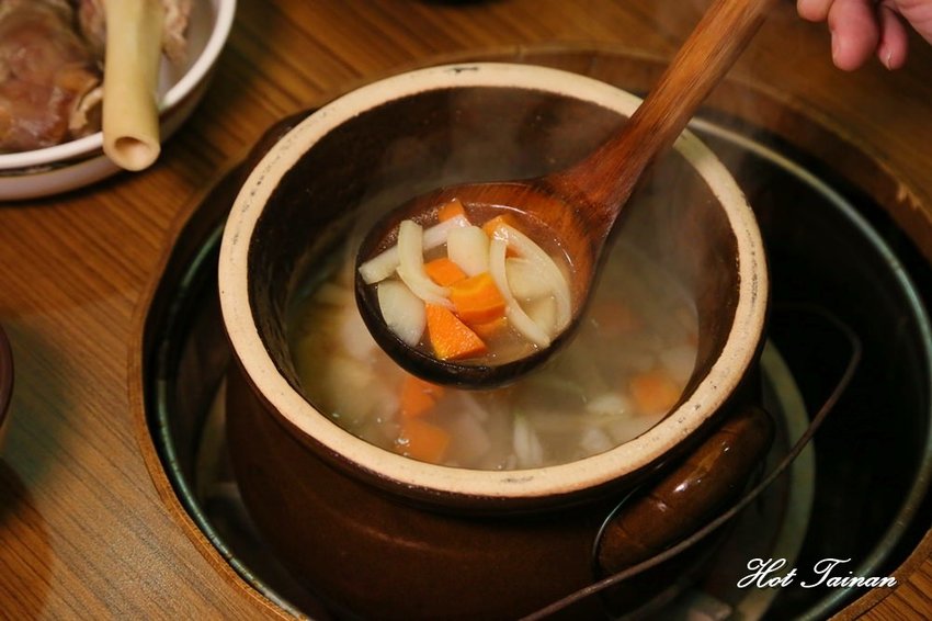 胡椒口味的羊肉爐吃過沒?老台南的口袋名單有新吃法:鄉野炭燒羊肉爐南紡店! - 熱血玩台南。跳躍新世界