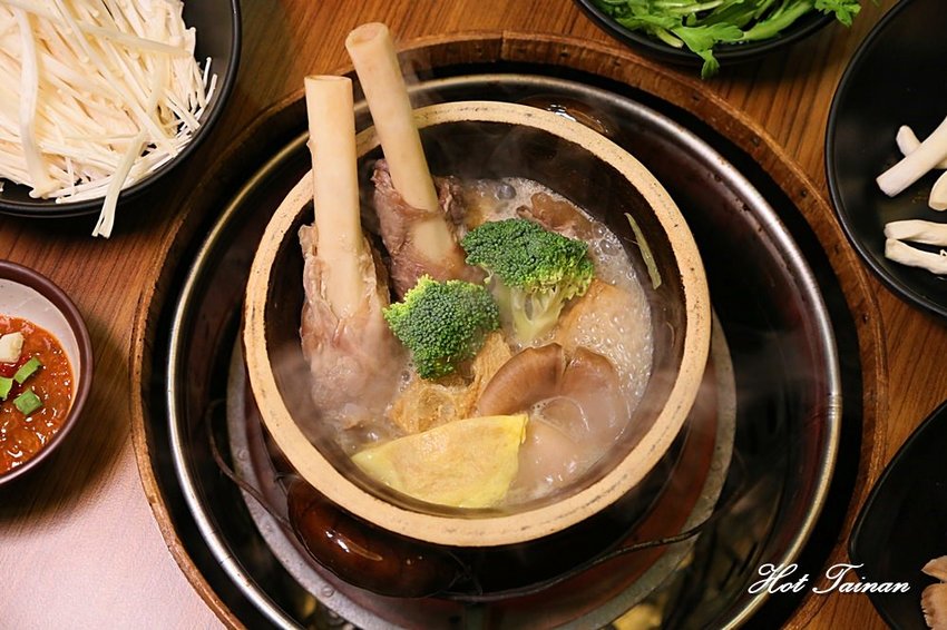 胡椒口味的羊肉爐吃過沒?老台南的口袋名單有新吃法:鄉野炭燒羊肉爐南紡店! - 熱血玩台南。跳躍新世界