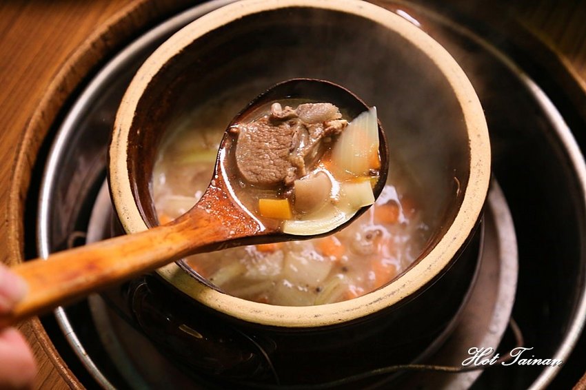 胡椒口味的羊肉爐吃過沒?老台南的口袋名單有新吃法:鄉野炭燒羊肉爐南紡店! - 熱血玩台南。跳躍新世界