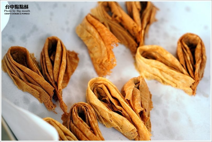 【台中美食】點點酥．愛心造型、台中必買伴手禮推薦! 摔不壞的米蛋捲! 酥脆美味的散步甜點 !