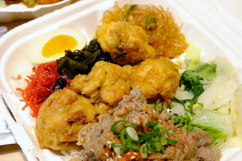 文青餐盒新菜單上市，人人有丼吃，便當雙主菜、三主菜好豐盛，外帶外送滿五個就有折扣！