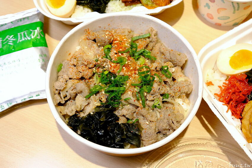 文青餐盒新菜單上市，人人有丼吃，便當雙主菜、三主菜好豐盛，外帶外送滿五個就有折扣！