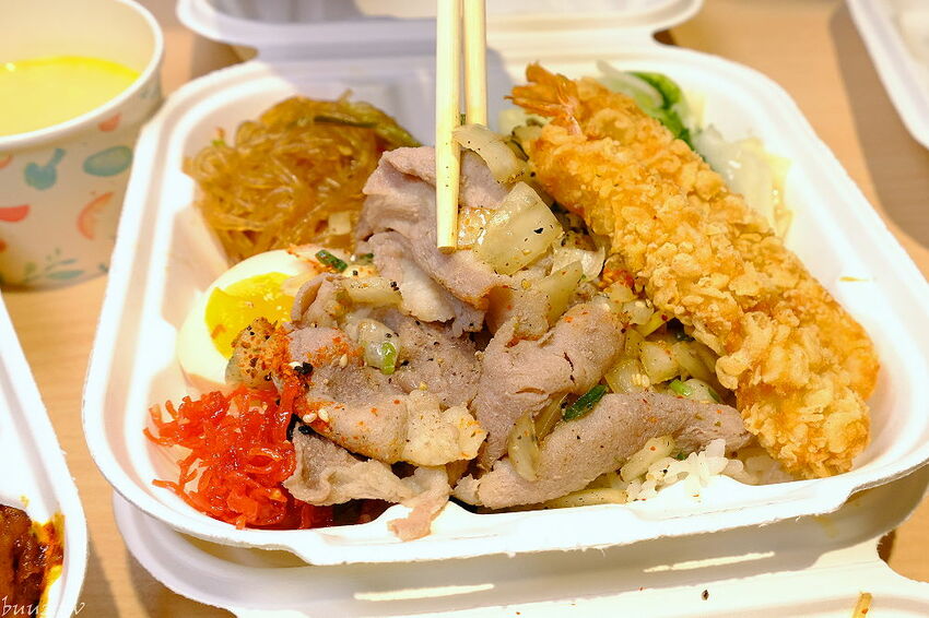 文青餐盒新菜單上市，人人有丼吃，便當雙主菜、三主菜好豐盛，外帶外送滿五個就有折扣！