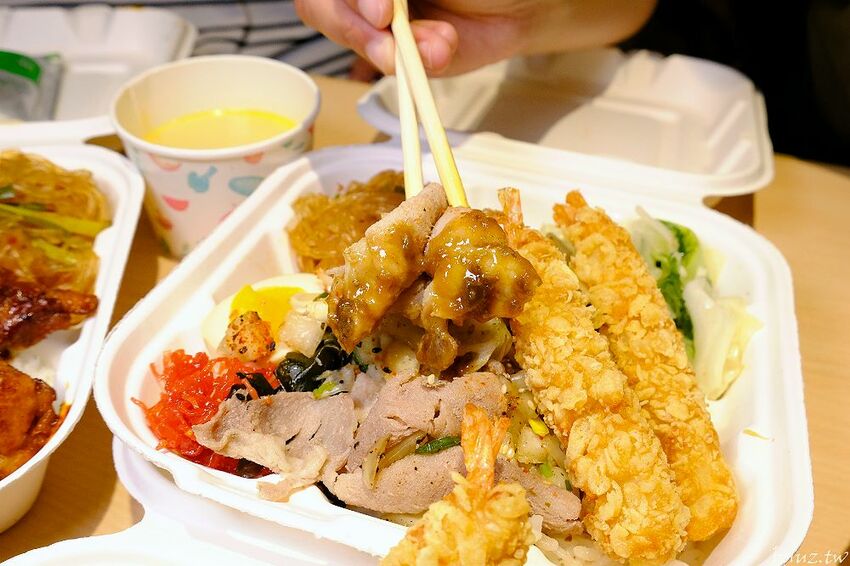 文青餐盒新菜單上市，人人有丼吃，便當雙主菜、三主菜好豐盛，外帶外送滿五個就有折扣！