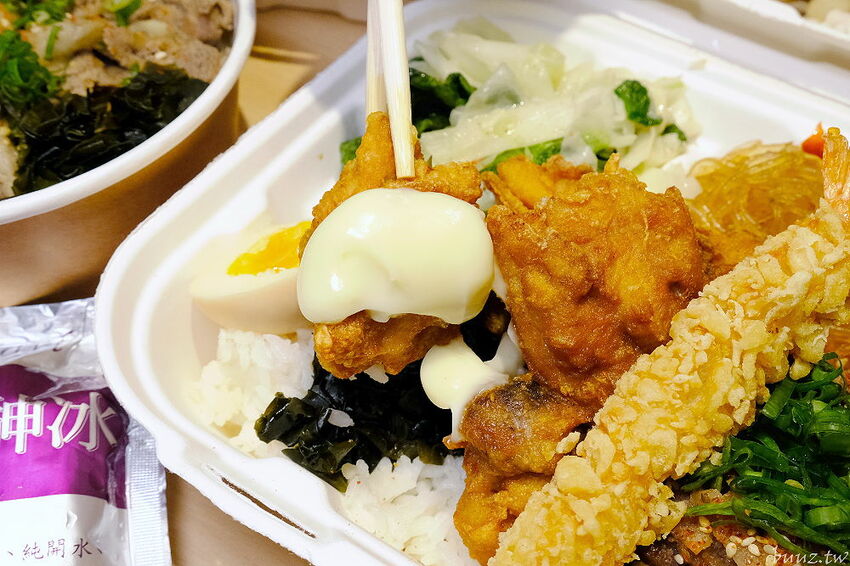 文青餐盒新菜單上市，人人有丼吃，便當雙主菜、三主菜好豐盛，外帶外送滿五個就有折扣！