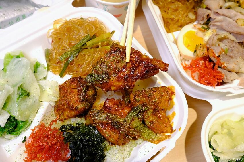 文青餐盒新菜單上市，人人有丼吃，便當雙主菜、三主菜好豐盛，外帶外送滿五個就有折扣！