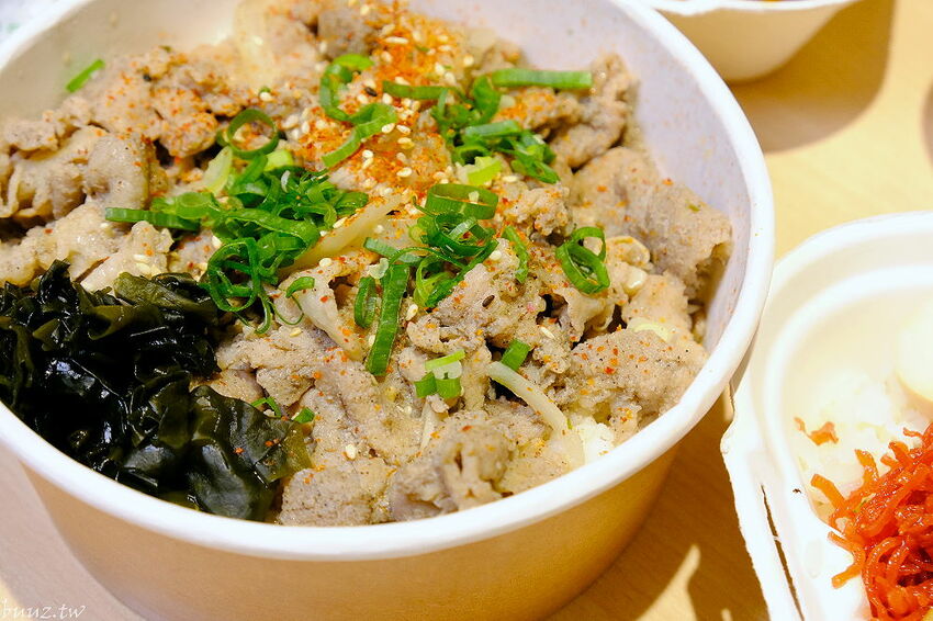 文青餐盒新菜單上市，人人有丼吃，便當雙主菜、三主菜好豐盛，外帶外送滿五個就有折扣！