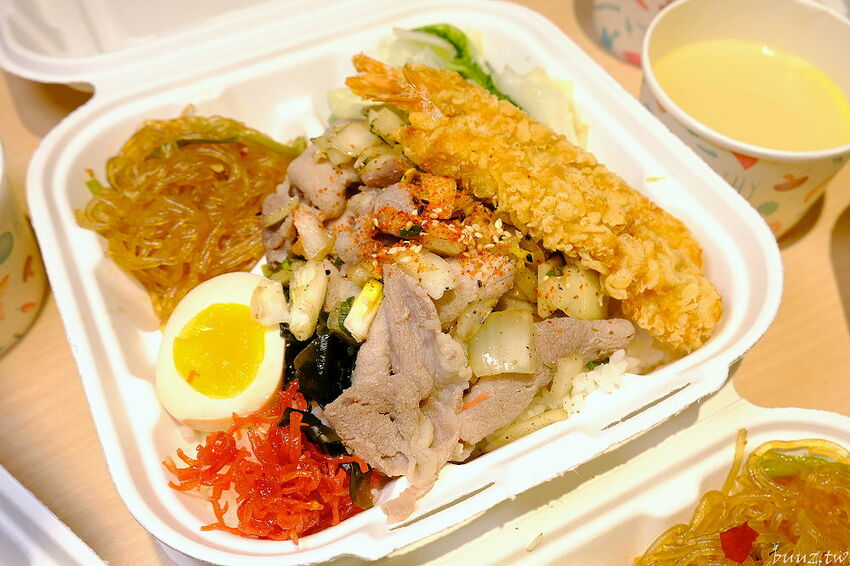 文青餐盒新菜單上市，人人有丼吃，便當雙主菜、三主菜好豐盛，外帶外送滿五個就有折扣！