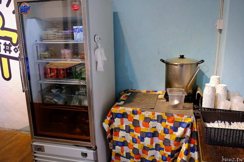 文青餐盒新菜單上市，人人有丼吃，便當雙主菜、三主菜好豐盛，外帶外送滿五個就有折扣！