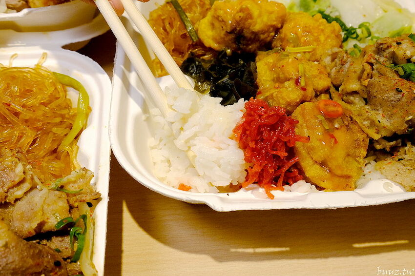 文青餐盒新菜單上市，人人有丼吃，便當雙主菜、三主菜好豐盛，外帶外送滿五個就有折扣！