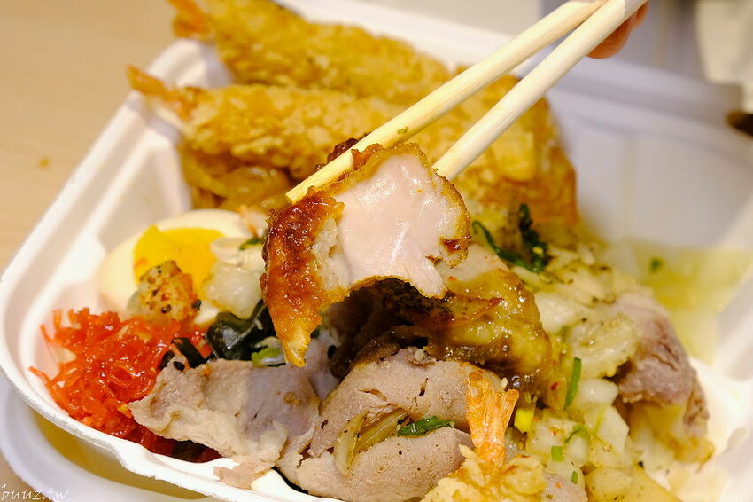 文青餐盒新菜單上市，人人有丼吃，便當雙主菜、三主菜好豐盛，外帶外送滿五個就有折扣！