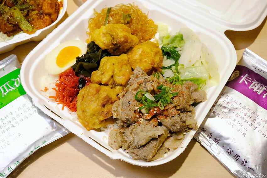 文青餐盒新菜單上市，人人有丼吃，便當雙主菜、三主菜好豐盛，外帶外送滿五個就有折扣！