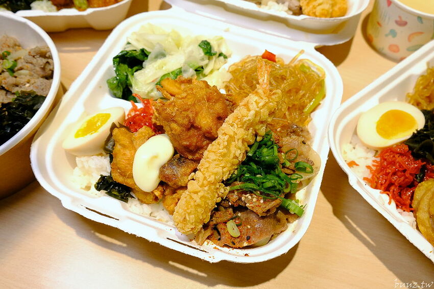 文青餐盒新菜單上市，人人有丼吃，便當雙主菜、三主菜好豐盛，外帶外送滿五個就有折扣！