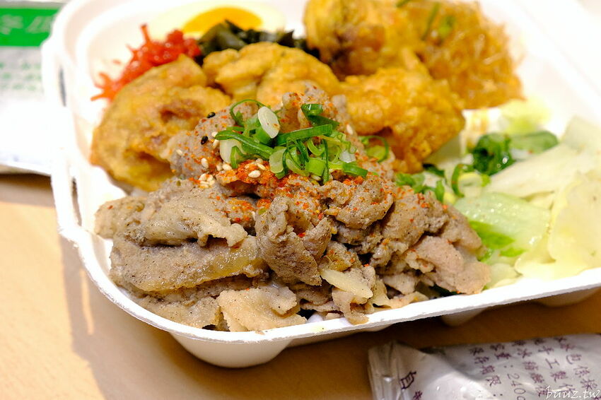 文青餐盒新菜單上市，人人有丼吃，便當雙主菜、三主菜好豐盛，外帶外送滿五個就有折扣！