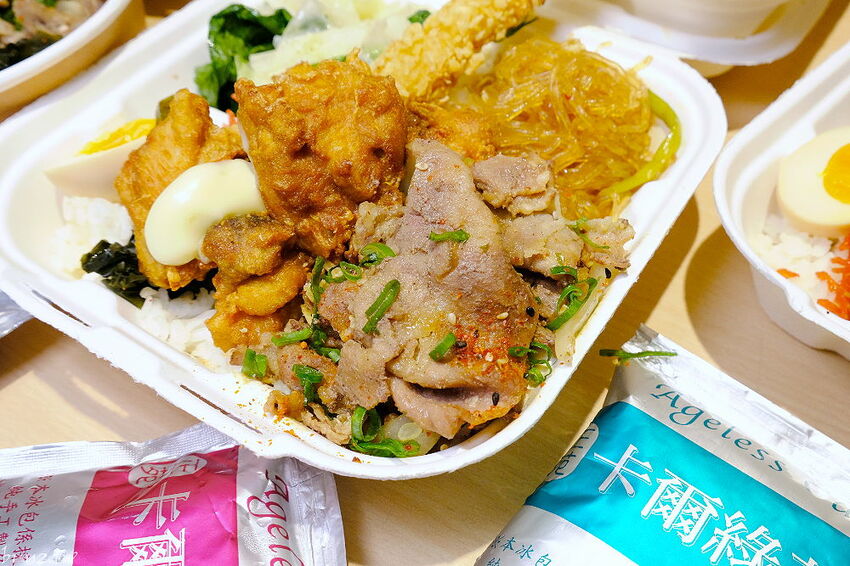 文青餐盒新菜單上市，人人有丼吃，便當雙主菜、三主菜好豐盛，外帶外送滿五個就有折扣！