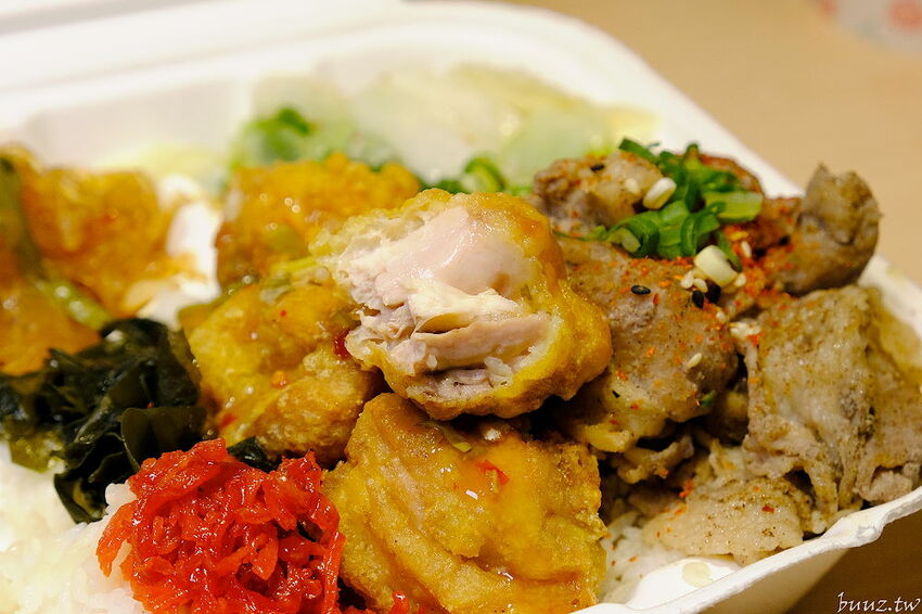 文青餐盒新菜單上市，人人有丼吃，便當雙主菜、三主菜好豐盛，外帶外送滿五個就有折扣！