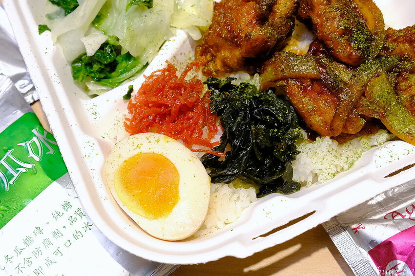 文青餐盒新菜單上市，人人有丼吃，便當雙主菜、三主菜好豐盛，外帶外送滿五個就有折扣！