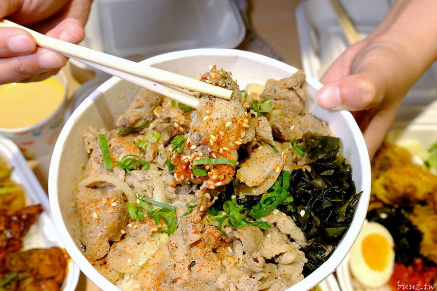 文青餐盒新菜單上市，人人有丼吃，便當雙主菜、三主菜好豐盛，外帶外送滿五個就有折扣！