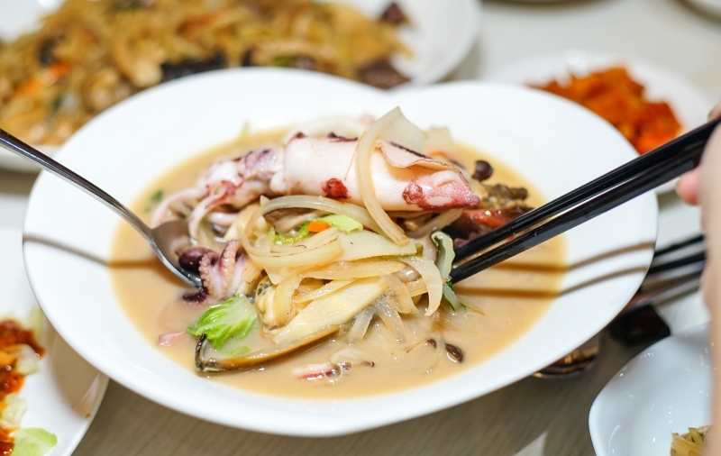 跳躍的宅男 - [中山區美食] 台北也有韓式中華料理可以吃 大推海鮮炒碼麵 黑色炸醬麵 乾烹雞推薦 南京復興站美食 -馬醬韓國中華料理