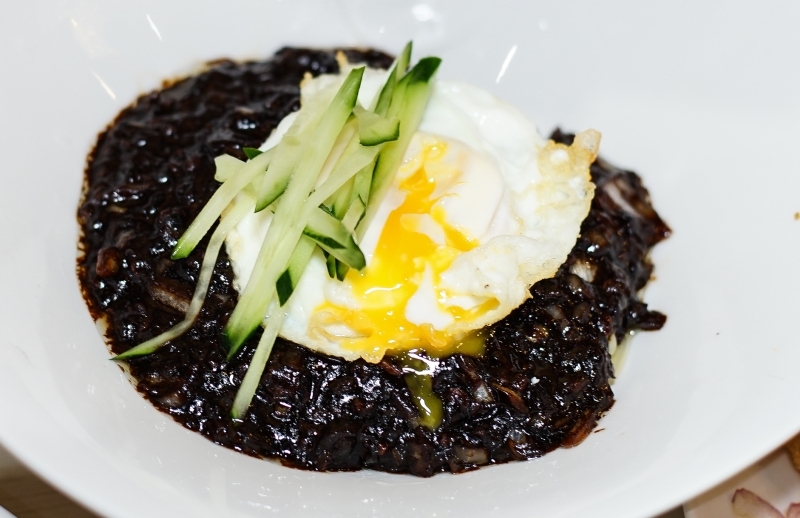 跳躍的宅男 - [中山區美食] 台北也有韓式中華料理可以吃 大推海鮮炒碼麵 黑色炸醬麵 乾烹雞推薦 南京復興站美食 -馬醬韓國中華料理