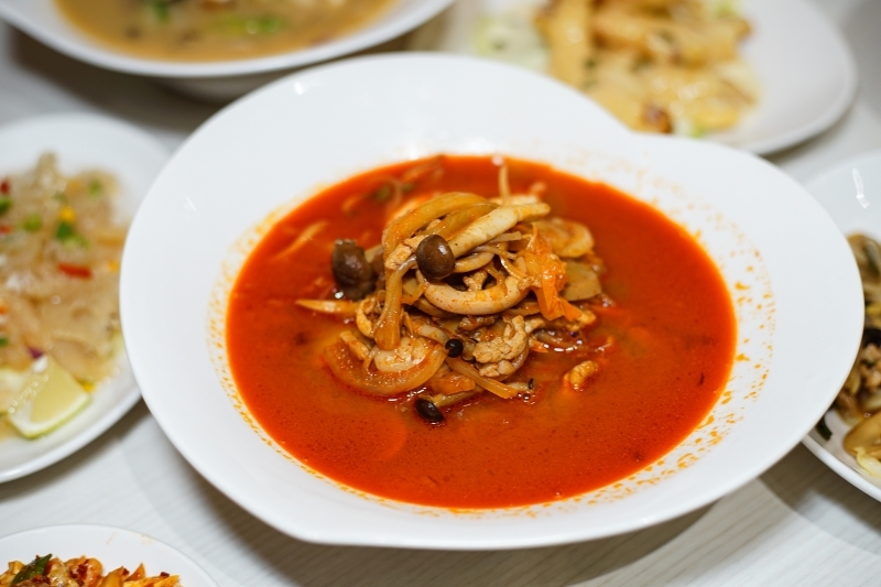 跳躍的宅男 - [中山區美食] 台北也有韓式中華料理可以吃 大推海鮮炒碼麵 黑色炸醬麵 乾烹雞推薦 南京復興站美食 -馬醬韓國中華料理