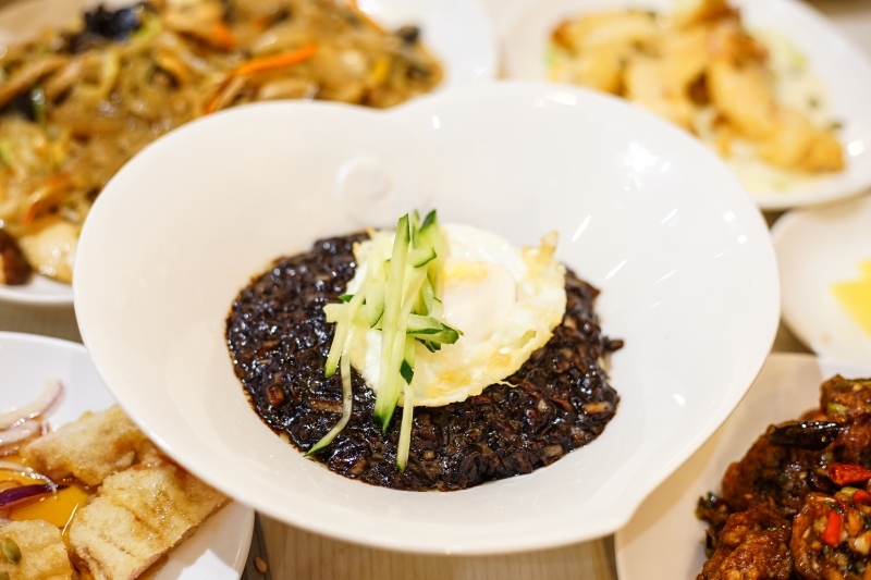 跳躍的宅男 - [中山區美食] 台北也有韓式中華料理可以吃 大推海鮮炒碼麵 黑色炸醬麵 乾烹雞推薦 南京復興站美食 -馬醬韓國中華料理