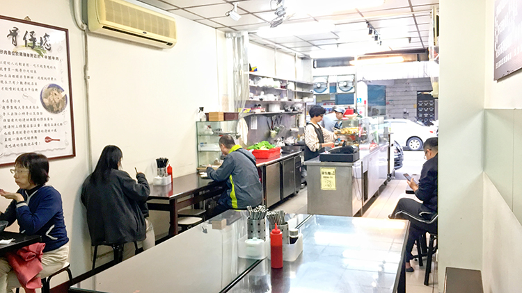 牯嶺油飯骨仔肉湯 牯嶺油飯,中正紀念堂美食,我不是他媽媽,帶毛小孩景點,免費婚紗照景點,婚紗街,婚紗街美食,愛國西路美食,中正國宅美食,公賣局美食