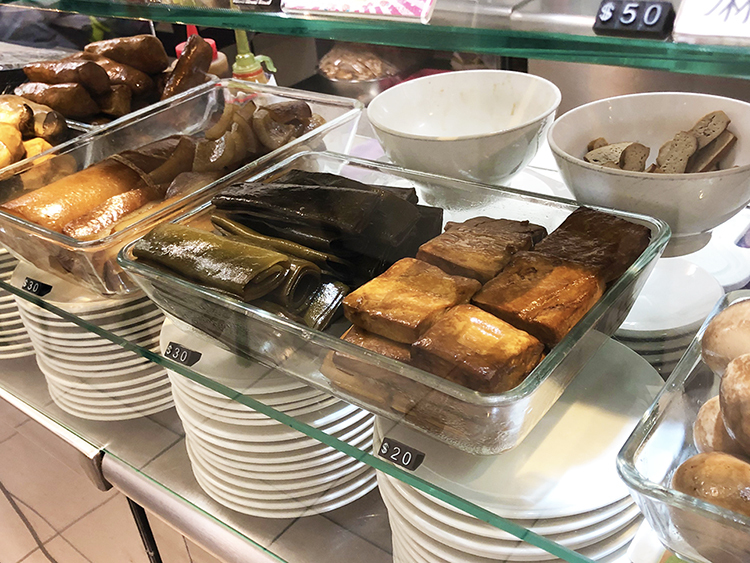 牯嶺油飯骨仔肉湯 牯嶺油飯,中正紀念堂美食,我不是他媽媽,中正國中美食,國語實小美食,總統府美食,南門市場,街邊小吃,銅板美食,百元吃到飽,豆味行,無名小吃