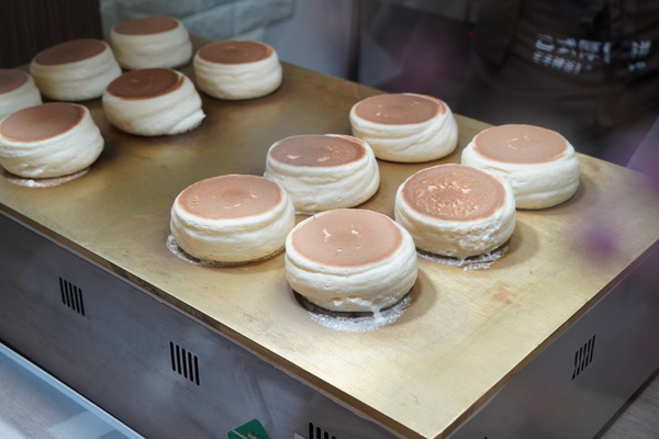 王子神谷 おうじかみや-逢甲店：【台中西屯區】台南超夯王子神谷日式厚鬆餅在逢甲夜市也吃得到囉 平價又美味的散步甜點