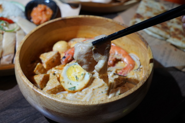 丁椰正宗新加坡料理：【苗栗頭份】丁椰正宗新加坡料理讓你體驗豐盛的南洋風味~加飯、加麵不用錢~尚順廣場多一個聚餐好去處