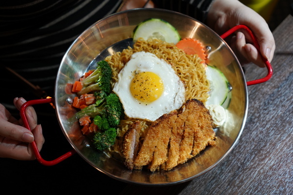 丁椰正宗新加坡料理：【苗栗頭份】丁椰正宗新加坡料理讓你體驗豐盛的南洋風味~加飯、加麵不用錢~尚順廣場多一個聚餐好去處