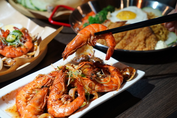 丁椰正宗新加坡料理：【苗栗頭份】丁椰正宗新加坡料理讓你體驗豐盛的南洋風味~加飯、加麵不用錢~尚順廣場多一個聚餐好去處