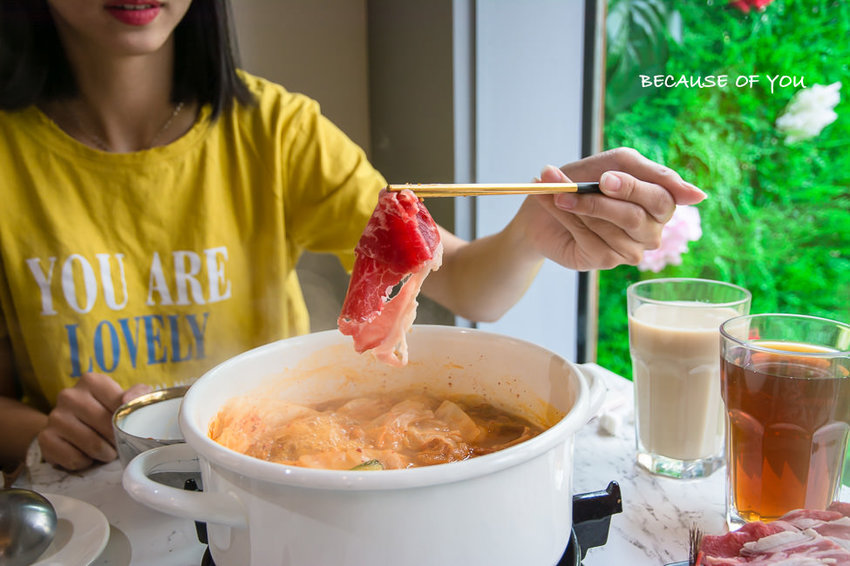 |高雄美食|因為有您,精緻法式琺瑯鍋物餐廳,二樓戶外還有IG網美打卡牆 - 阿婷的旅行札記。