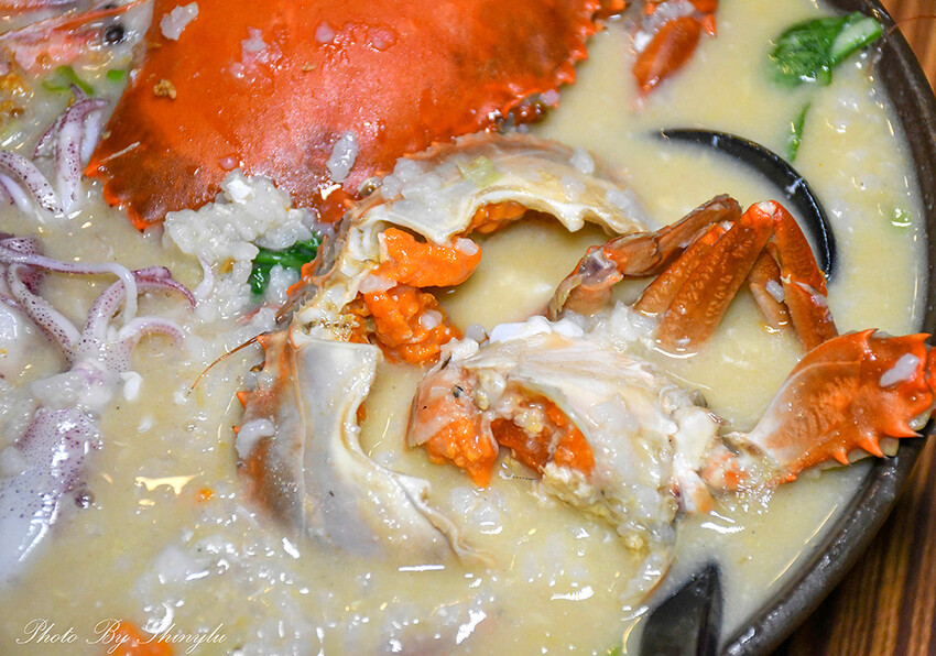浮誇超大碗的螃蟹粥，二個人根吃不完