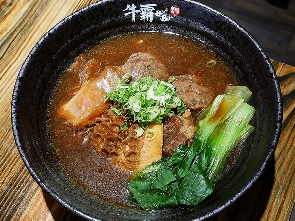 牛霸beefbar：牛霸beefbar-台北大安區牛肉麵  霸氣三寶一次享用  精燉雞粥滿滿精華在裡面 無雷餐點快來踩