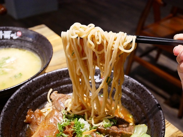 牛霸beefbar：牛霸beefbar-台北大安區牛肉麵  霸氣三寶一次享用  精燉雞粥滿滿精華在裡面 無雷餐點快來踩