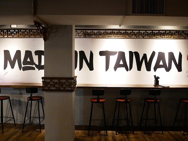 牛霸beefbar：牛霸beefbar-台北大安區牛肉麵  霸氣三寶一次享用  精燉雞粥滿滿精華在裡面 無雷餐點快來踩