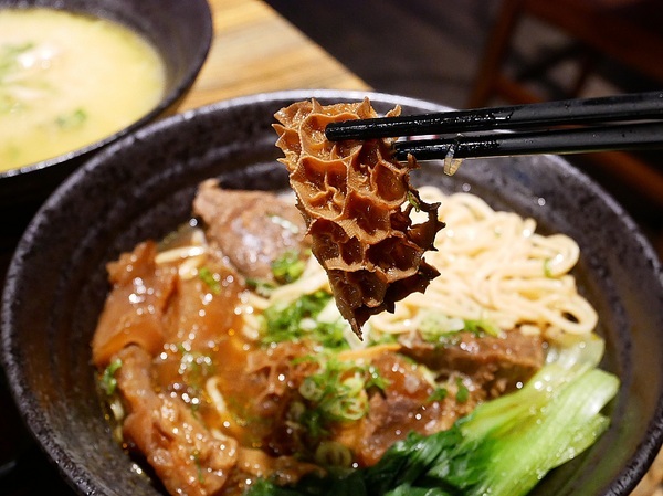 牛霸beefbar：牛霸beefbar-台北大安區牛肉麵  霸氣三寶一次享用  精燉雞粥滿滿精華在裡面 無雷餐點快來踩