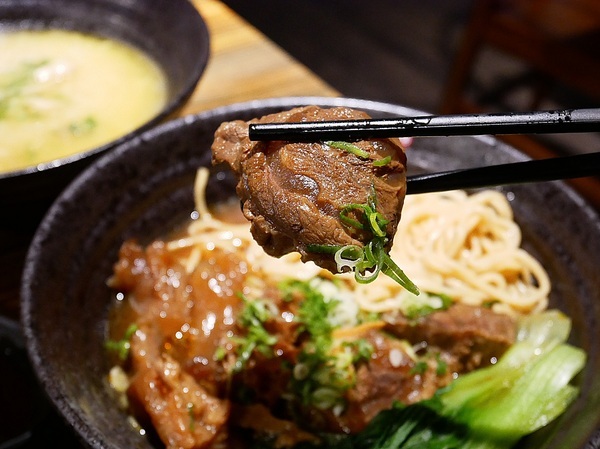 牛霸beefbar：牛霸beefbar-台北大安區牛肉麵  霸氣三寶一次享用  精燉雞粥滿滿精華在裡面 無雷餐點快來踩