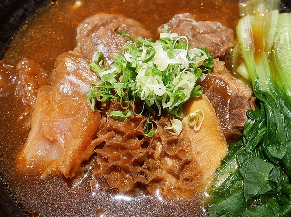牛霸beefbar：牛霸beefbar-台北大安區牛肉麵  霸氣三寶一次享用  精燉雞粥滿滿精華在裡面 無雷餐點快來踩