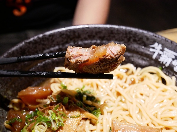 牛霸beefbar：牛霸beefbar-台北大安區牛肉麵  霸氣三寶一次享用  精燉雞粥滿滿精華在裡面 無雷餐點快來踩