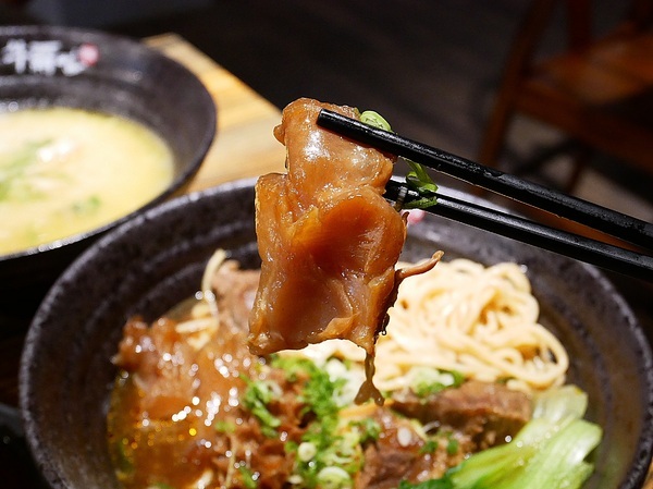 牛霸beefbar：牛霸beefbar-台北大安區牛肉麵  霸氣三寶一次享用  精燉雞粥滿滿精華在裡面 無雷餐點快來踩