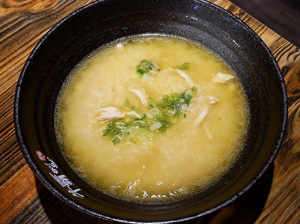 牛霸beefbar：牛霸beefbar-台北大安區牛肉麵  霸氣三寶一次享用  精燉雞粥滿滿精華在裡面 無雷餐點快來踩