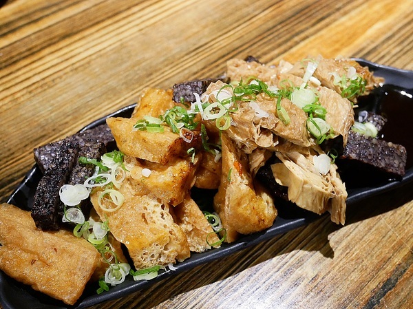 牛霸beefbar：牛霸beefbar-台北大安區牛肉麵  霸氣三寶一次享用  精燉雞粥滿滿精華在裡面 無雷餐點快來踩