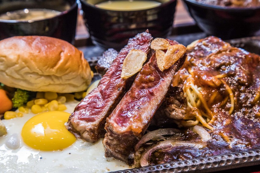 [台北信義]日本A4和牛牛排真的不用一千！最低280元起吃到超級烤箱厚切牛排！鉄火牛排TEKKA STEAK-新光三越A11店 - 大手牽小手。玩樂趣