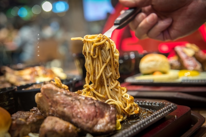 【台北美食】鉄火牛排2.0進駐新光三越A11美食街～900度超級烤箱製作的牛排280元起就吃得到｜捷運市政府站美食
