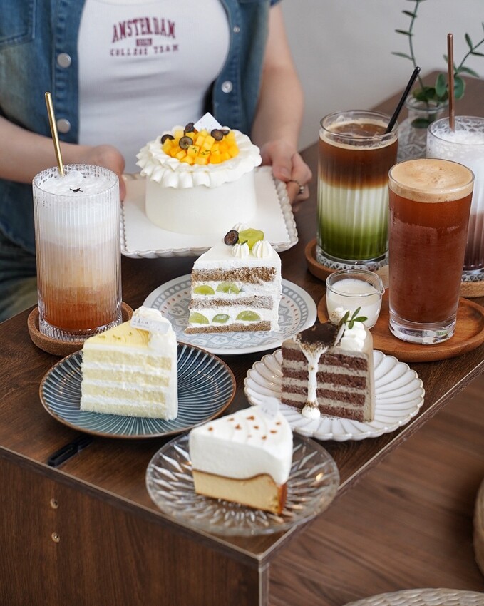 宜蘭必訪的咖啡廳就是這間「花轟小姐」,必點水果戚風蛋糕系列、雙層巴斯克乳酪蛋糕,減糖配方很加分!另有千層蛋糕可以選擇,下次來宜蘭旅遊別錯過了! - 阿華田的美食日記