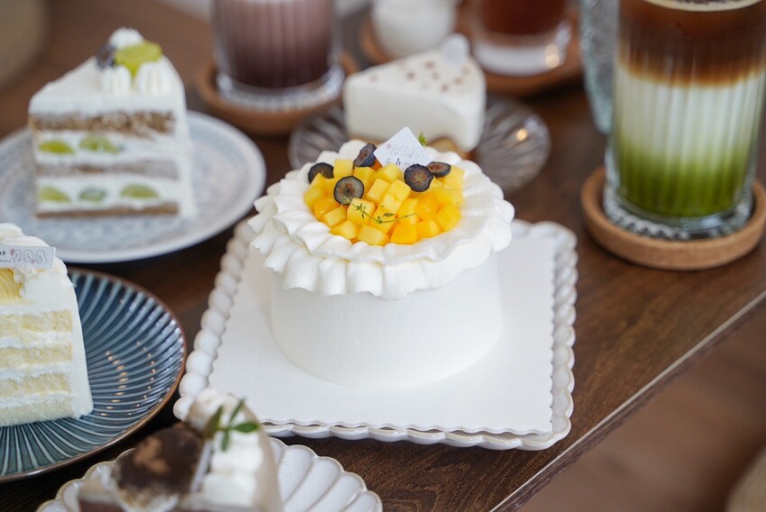 宜蘭必訪的咖啡廳就是這間「花轟小姐」,必點水果戚風蛋糕系列、雙層巴斯克乳酪蛋糕,減糖配方很加分!另有千層蛋糕可以選擇,下次來宜蘭旅遊別錯過了! - 阿華田的美食日記