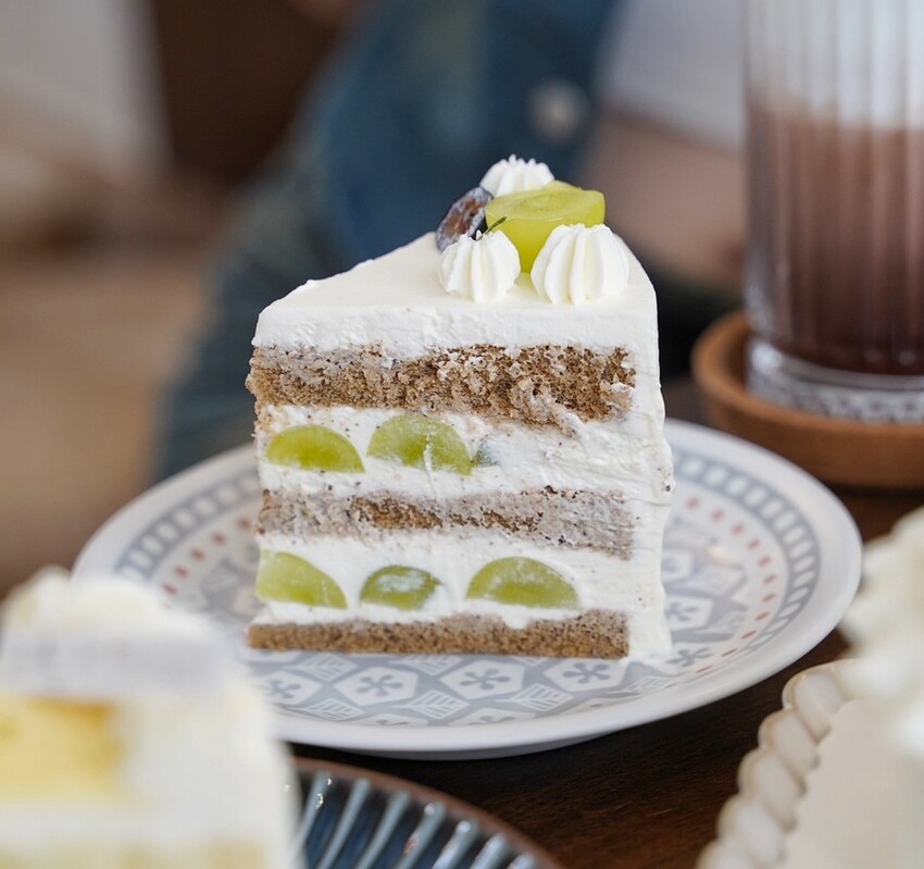 宜蘭必訪的咖啡廳就是這間「花轟小姐」,必點水果戚風蛋糕系列、雙層巴斯克乳酪蛋糕,減糖配方很加分!另有千層蛋糕可以選擇,下次來宜蘭旅遊別錯過了! - 阿華田的美食日記