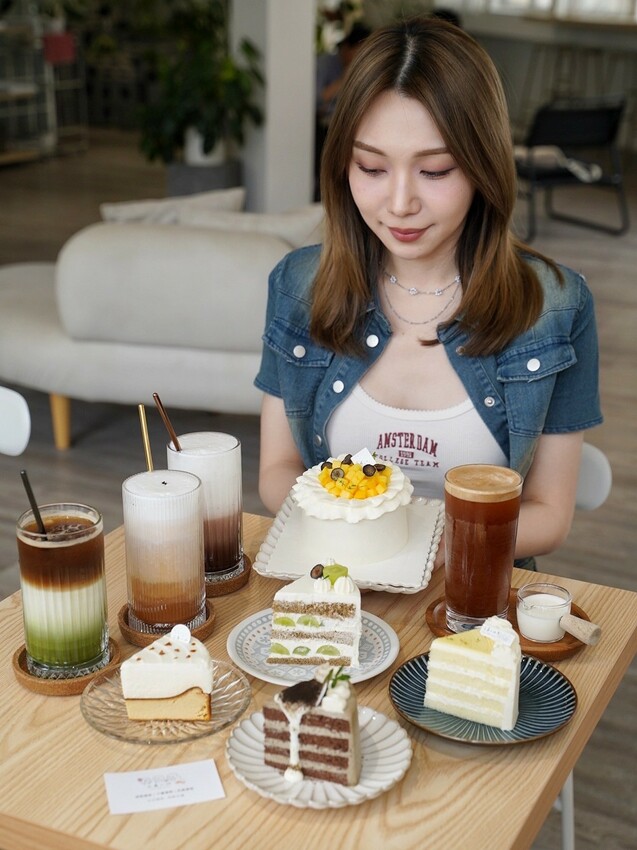 宜蘭必訪的咖啡廳就是這間「花轟小姐」,必點水果戚風蛋糕系列、雙層巴斯克乳酪蛋糕,減糖配方很加分!另有千層蛋糕可以選擇,下次來宜蘭旅遊別錯過了! - 阿華田的美食日記